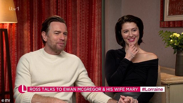 Ewan McGregor, 52, e sua esposa Mary Elizabeth Winstead, 39, fizeram uma rara aparição na TV juntos na quinta-feira, antes de sua próxima série, A Gentleman In Moscow