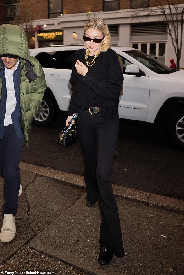Gigi Hadid exibiu seu estilo descolado sem esforço na quarta-feira, enquanto ia ver uma peça com um amigo em Nova York