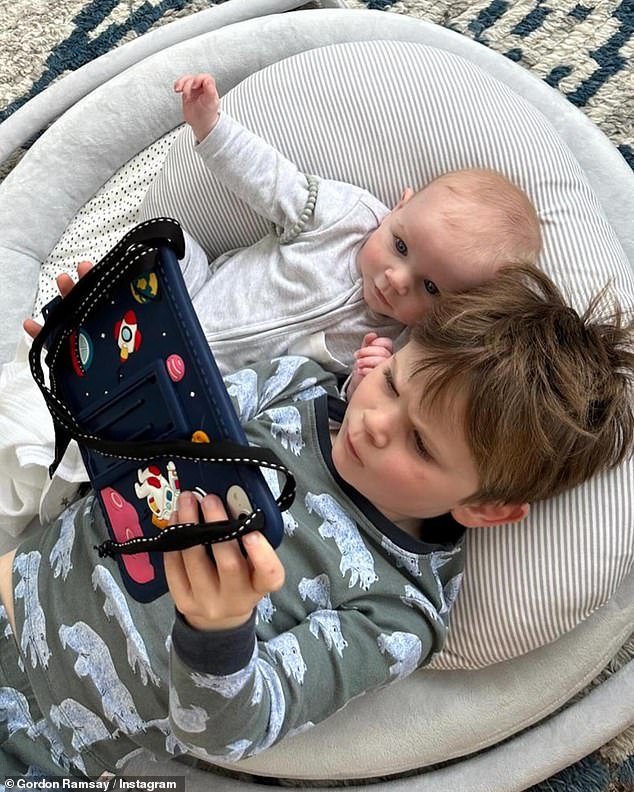 Gordon Ramsay compartilhou uma foto adorável de seus dois filhos mais novos com seus 17,1 milhões de seguidores no Instagram no domingo.