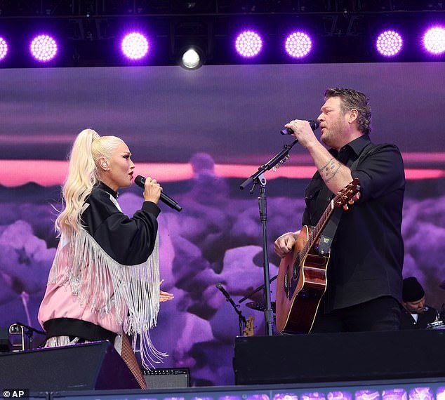 Cerca de seis semanas depois de lançar seu dueto com o marido Blake Shelton, intitulado Purple Irises, Gwen Stefani lançou um vídeo detalhando a criação da música.