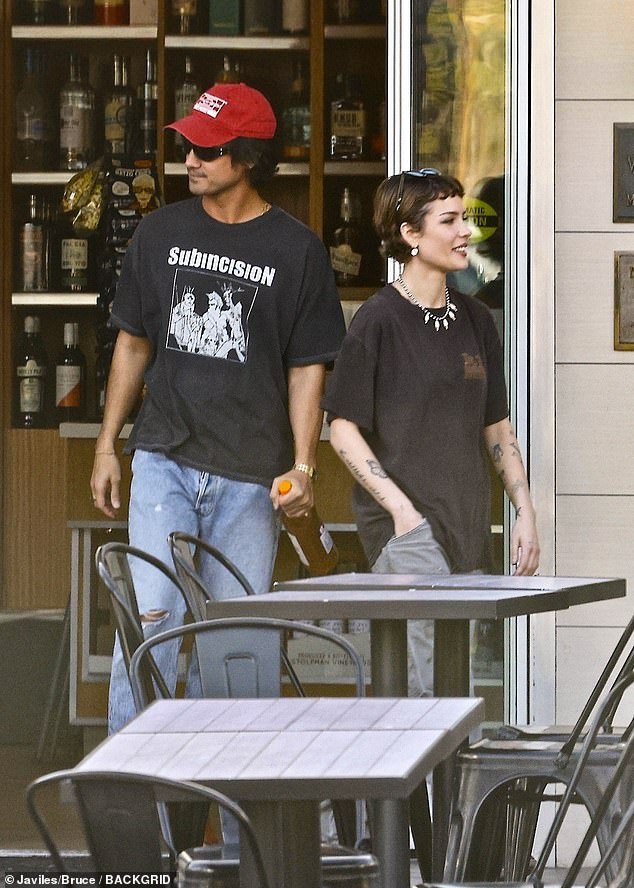 A cantora pop Halsey e seu namorado Avan Jogia pareciam um casal feliz ao deixar o The Oaks Gourmet em Los Feliz na quarta-feira