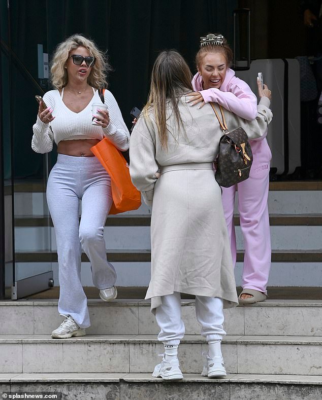 Hannah Elizabeth, Demi Jones e Arabella Chi apareceram animadas ao compartilharem um abraço coletivo fora de seu hotel após a festa de lançamento de Molly Smith x Boohoo