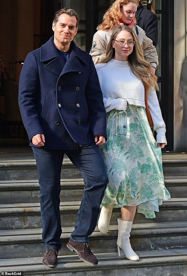 Henry Cavill fez uma rara aparição com sua namorada executiva de Hollywood, Natalie Viscuso, quando os dois foram vistos saindo de um hotel no centro de Londres na manhã de domingo.