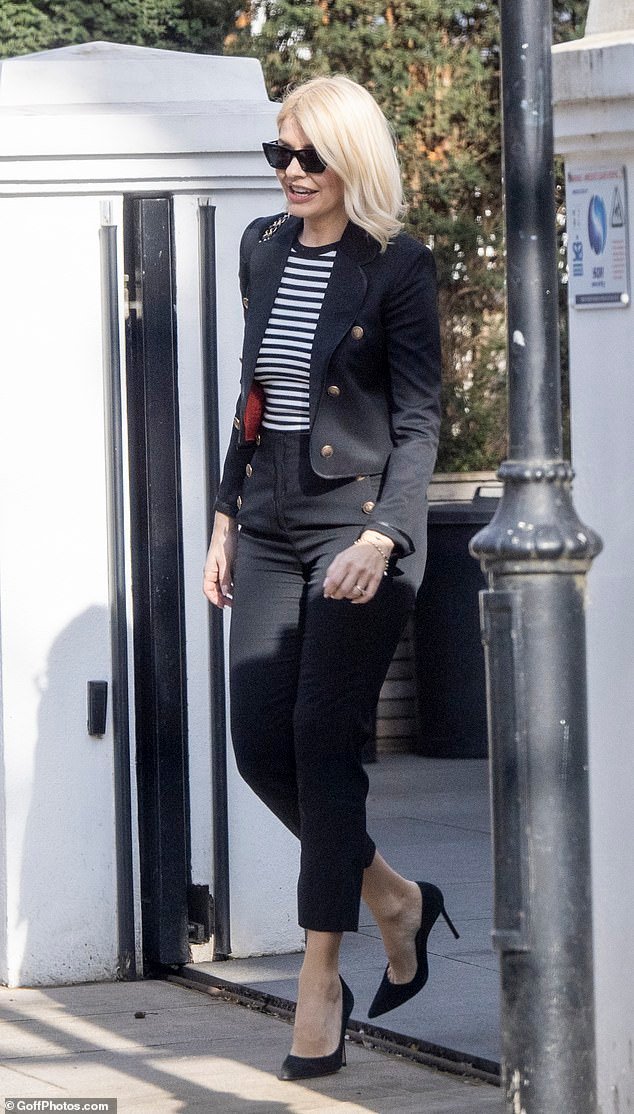 Holly Willoughby, 43 anos, parecia feliz e relaxada enquanto ia almoçar com seus amigos Christine e Frank Lampard no oeste de Londres na quinta-feira, vestida com um terno preto de grife