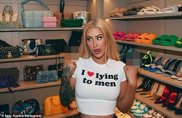 A rapper Iggy Azalea parecia divertida em uma postagem no Instagram de segunda-feira, mostrando-a posando com um top curto que dizia: 'Eu amo mentir para os homens'