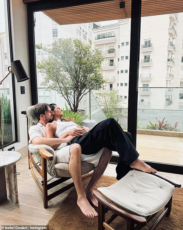 A modelo Izabel Goulart e seu noivo Kevin Trapp parecem emocionados ao se reencontrarem em uma série de fotos que a brasileira postou em seu Instagram.  Na primeira imagem, o casal fotogênico deitado em uma cadeira olhando pelas amplas janelas para a vista