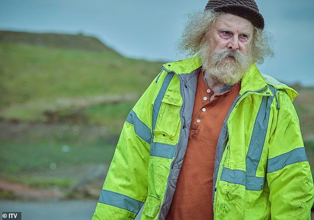 A estrela Shameless David Threlfall, 70, (foto) interpreta o personagem Jim Bracknell, um gerente de fracking, que se vê culpado por uma série de acontecimentos misteriosos na cidade de Chadder Vale