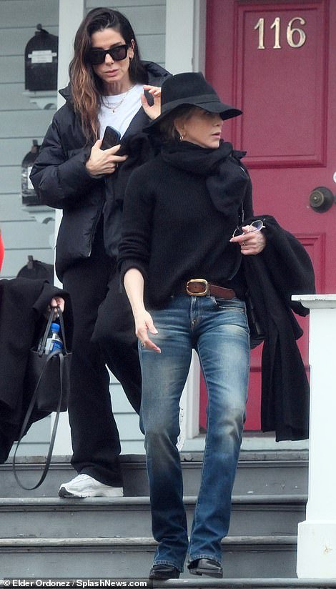 Jennifer Aniston e sua amiga Sandra Bullock foram vistas saindo de um retiro de cirurgia plástica na quarta-feira