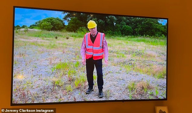 Jeremy Clarkson acessou o Instagram na segunda-feira para dar uma olhada no BBC Countryfile depois que o apresentador John Craven usou uma jaqueta de alta visibilidade e capacete enquanto apresentava em um campo vazio