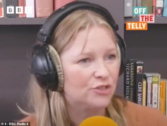 Joanna Page recebeu uma série de críticas de fãs online depois de admitir que achou a comédia da BBC Things You Should Have Done 'insuportável' (retratada em um clipe de seu podcast)