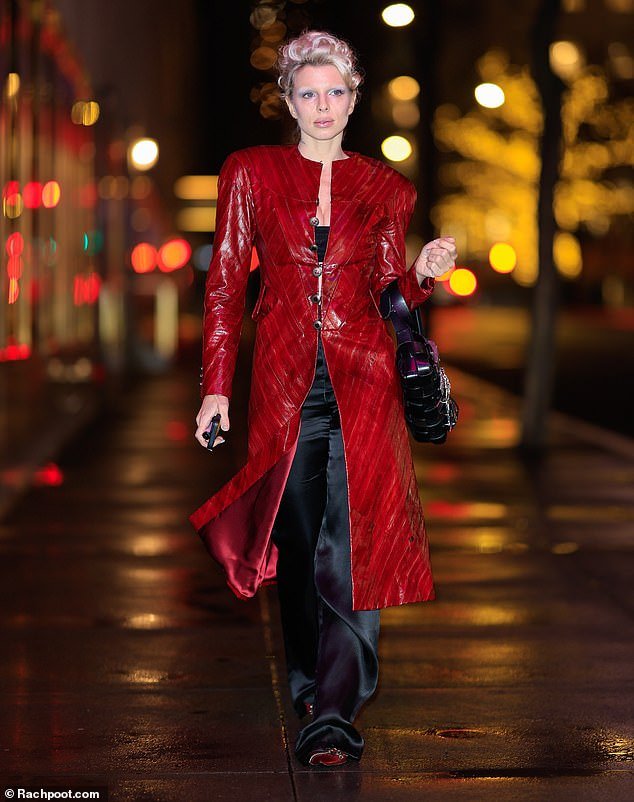 Julia Fox parecia cada centímetro fashionista ao sair na cidade de Nova York no sábado
