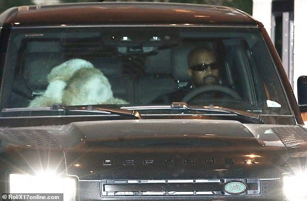 Kanye West e sua esposa Bianca Censori foram de carro até o drive-thru Raising Cane's Chicken Fingers em Burbank, Califórnia, para um lanche noturno na noite de terça-feira.