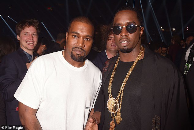 Kanye West supostamente evitou falar com Diddy no show da Rolling Loud no início deste mês - apesar do magnata da música esperar encontrá-lo;  West e Diddy retratados em 2016