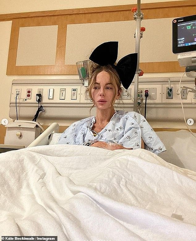 Kate Beckinsale gerou preocupação mais uma vez ao compartilhar selfies em uma cama de hospital na noite de sábado