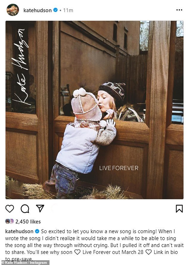 Kate Hudson provocou o lançamento iminente de seu novo single, Live Forever, bem como a arte da capa, ao lado de sua filha de cinco anos, Rani Rose Fujikawa.