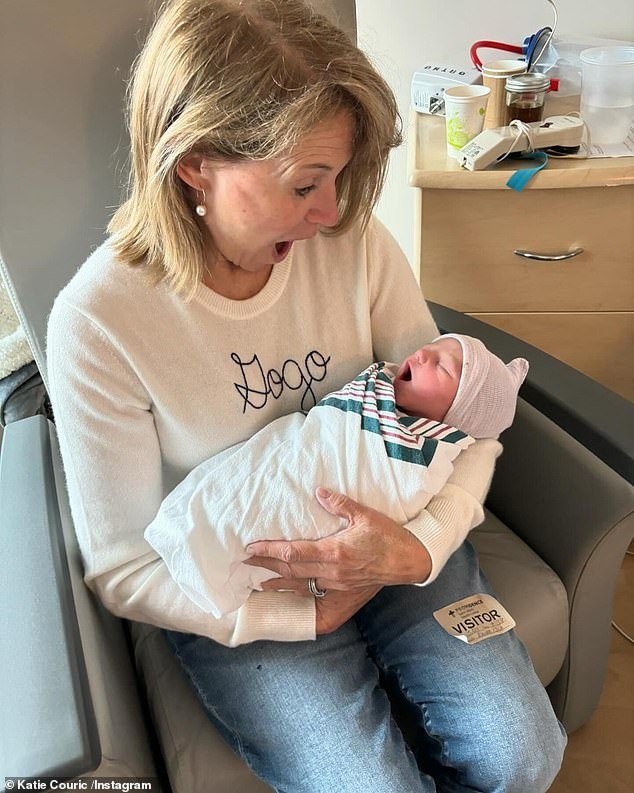 Katie Couric é uma avó de primeira viagem orgulhosa e entusiasmada.  A ex-âncora do Today Show, 67, compartilhou que sua filha Ellie, 32, e seu marido Mark Dobrosky estavam esperando um bebê em dezembro
