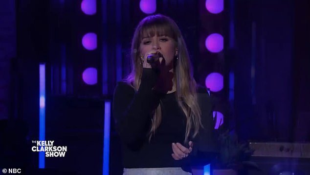 Kelly Clarkson, 41, surpreendeu seus fãs ao compartilhar uma música de Katy Perry em uma apresentação de Kellyoke no The Kelly Clarkson Show na semana passada