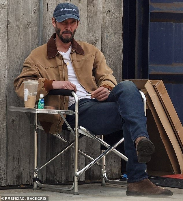 Keanu Reeves enquanto aproveita um pouco de inatividade no set de seu próximo filme em Malibu, Outcome, na tarde de sábado