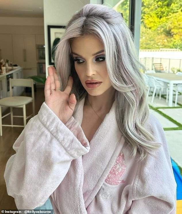 Kelly Osbourne, 39, disse adeus aos cinco anos de cabelo roxo escuro ao revelar um novo visual deslumbrante no Instagram na quinta-feira