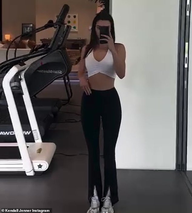 Kendall Jenner, 28, exibiu sua figura esculpida enquanto usava trajes de Alo Yoga em um novo vídeo compartilhado em suas histórias do Instagram no sábado