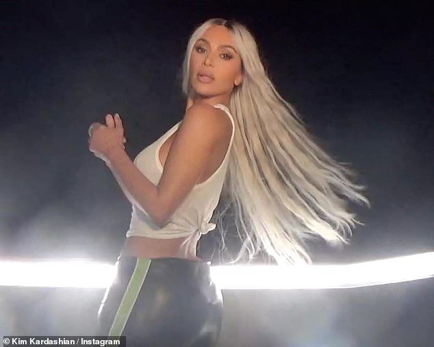 Kim Kardashian, 43, juntou-se a um grupo de outras celebridades enquanto exibia orgulhosamente seu novo Tesla Cybertruck em uma sessão de fotos no Instagram postada na quarta-feira