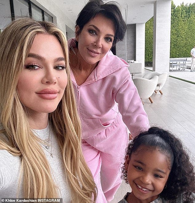 Kris Jenner fez de tudo para dar uma festa de Páscoa para seus netos no sábado.  A matriarca da família Kardashian/Jenner tem 13 netos, com idades entre 14 e quatro anos