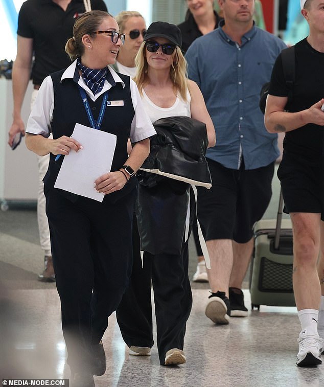 Kylie Minogue exibiu seu rosto sem idade no sábado ao pousar no aeroporto de Sydney depois de desfrutar de uma ‘mini-pausa’ em Queensland