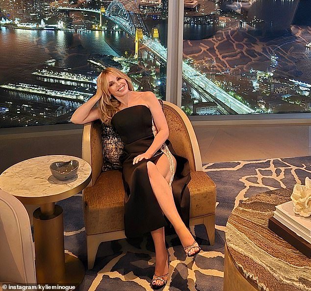 Kylie Minogue parecia tão glamorosa como sempre ao compartilhar uma foto deslumbrante de sua estadia no Crown Sydney na quinta-feira