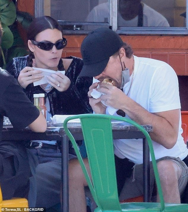 A namorada de Leonardo DiCaprio, Vittoria Ceretti, exibiu um anel de prata no dedo de casamento na terça-feira, durante um almoço no restaurante Yuca's, em Los Angeles.