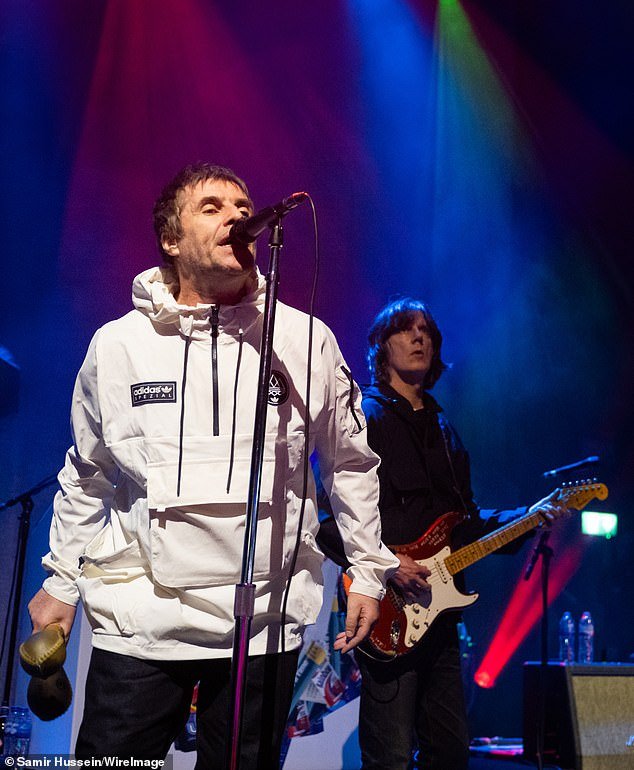 Liam Gallagher se apresentou ao vivo no palco na segunda-feira, poucos dias depois de falar sobre seus inúmeros problemas de saúde.
