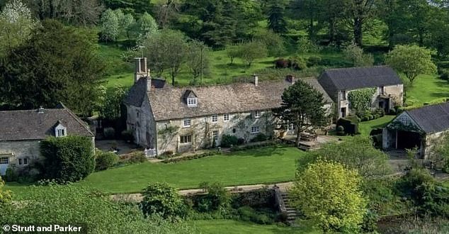Lily Allen revelou que ser forçada a vender sua mansão em Cotswolds para pagar uma pesada conta de impostos foi “destruidora da alma”