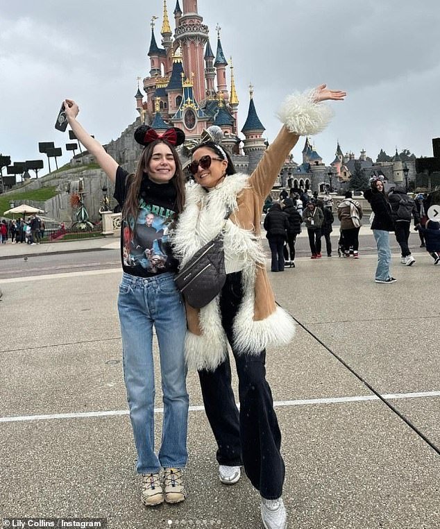 Lily Collins fez uma viagem à Disneylândia com sua co-estrela de Emily In Paris, Ashley Park e outros membros do elenco no domingo.
