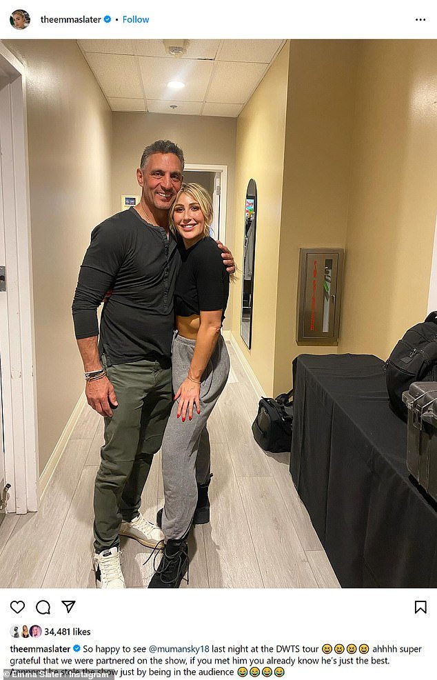Mauricio Umansky, 53, deu um abraço com sua parceira DWTS, Emma Slater, 35, enquanto a dupla se reunia em novas fotos compartilhadas no Instagram no domingo