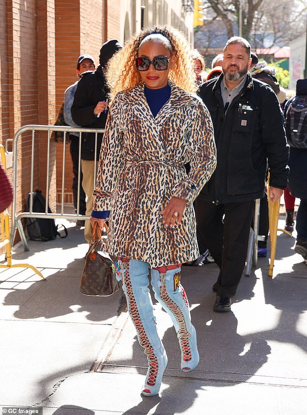 Mel B chamou a atenção com um elegante casaco com estampa de leopardo ao chegar ao The View em Nova York na segunda-feira