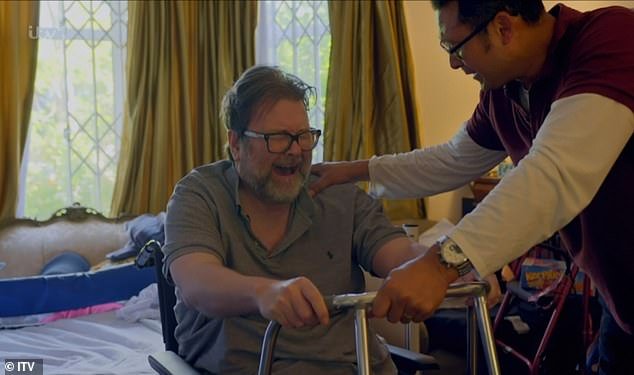 Em cenas emocionantes durante o documentário Derek Draper de Kate Garraway, Derek se autodenominou 'patético' enquanto lutava para sair da cadeira de rodas