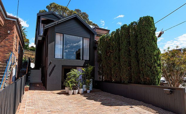 O campeão da NRL, Victor Radley, desistiu de tentar vender sua linda casa nos subúrbios ao leste de Sydney.  Localizada em Waverley, a 8 km do CBD, a estrela do Roosters agora listou o apartamento de quatro e três quartos por US $ 2.650 por semana.  (Foto)