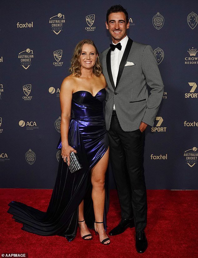 As estrelas do críquete Mitchell Starc e Alyssa Healy compraram uma mansão deslumbrante no norte de Sydney por US$ 24 milhões.  Ambos na foto