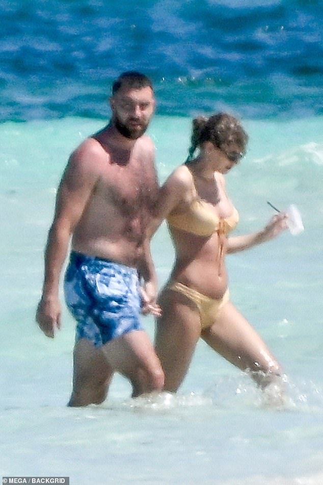 Travis Kelce e Taylor Swift pareciam mais apaixonados do que nunca enquanto faziam as malas no PDA nas Bahamas na quinta-feira, durante uma pausa na turnê Eras do cantor
