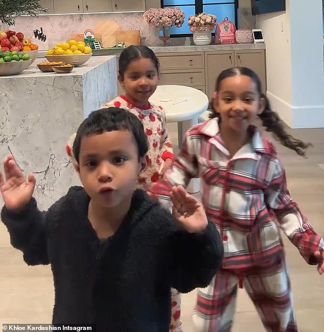Depois que Khloé Kardashian compartilhou um vídeo de seus filhos dando uma festa dançante improvisada na cozinha com seus primos, os fãs ficaram chocados ao ver o quão rápido o filho de 4 anos de Kim e Kanye West, Psalm, cresceu