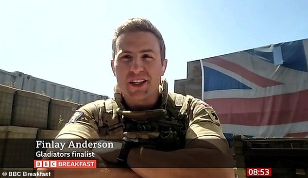 Finlay Anderson, dos Gladiadores, 31, revelou que assistirá ao tão aguardado final do exterior com seus colegas soldados militares