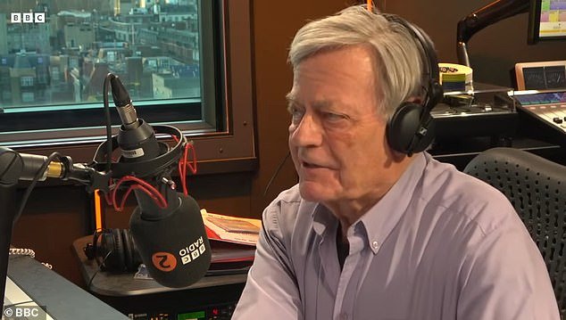 O icônico apresentador da rádio BBC, Tony Blackburn, encerrou seu programa de rádio pela última vez no domingo, após 43 anos no ar