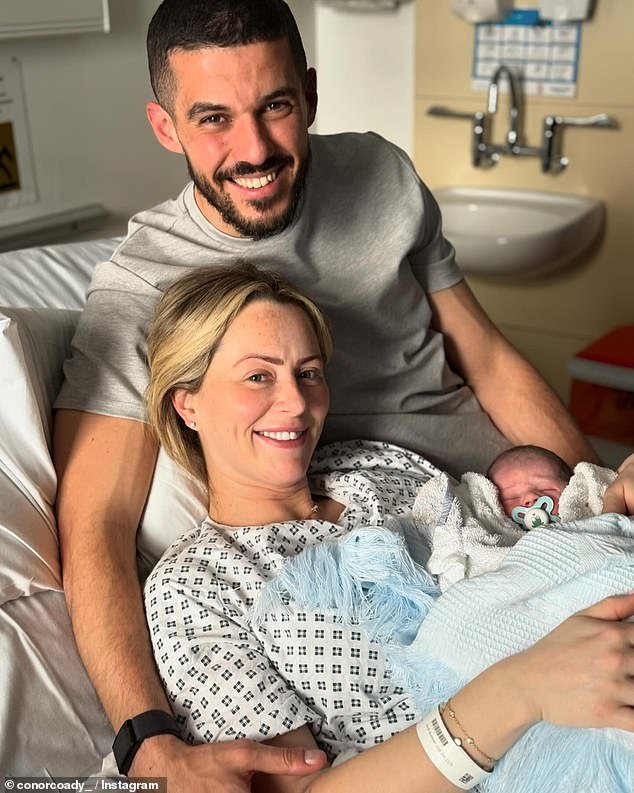 O jogador de futebol inglês Conor Coady revelou no Instagram no sábado que sua esposa Amie deu à luz seu primeiro filho, um menino chamado Jesse.