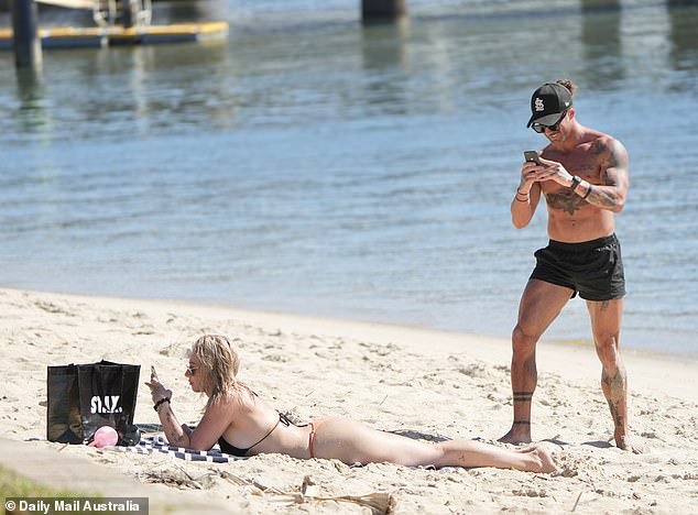 O noivo do Casado à Primeira Vista, Jack Dunkley, foi flagrado tirando fotos atrevidas da bunda de sua noiva Tori Adams em um encontro na praia em Gold Coast na quarta-feira