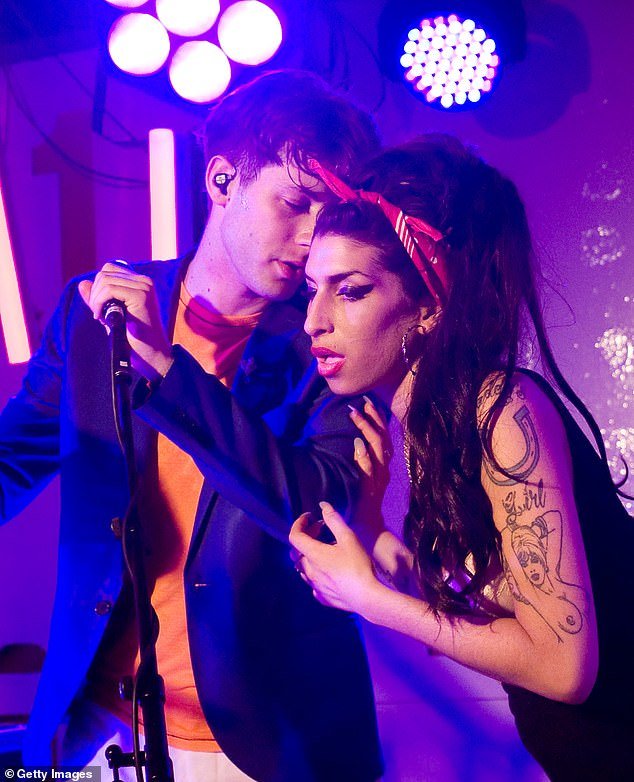 A história da carreira de Amy Winehouse não estaria completa sem Mark Ronson.  Na foto, Amy Winehouse se apresentando com Mark Ronson no 100 Club em 2010