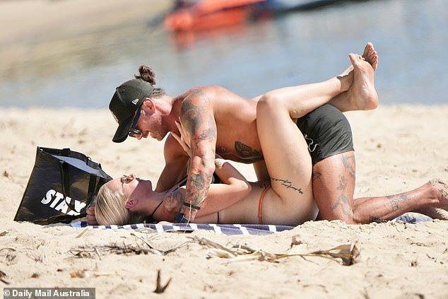 Jack Dunkley e Tori Adams, do Married At First Sight, não conseguiam tirar as mãos um do outro enquanto faziam as malas no PDA durante o encontro na praia de Gold Coast na quarta-feira