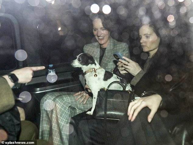 Phoebe Waller-Bridge estava acompanhada por seu cachorrinho de estimação enquanto se juntava a uma série de estrelas voltando para casa depois de uma noite de gala chamativa para o show de cabaré de Cara Delevingne