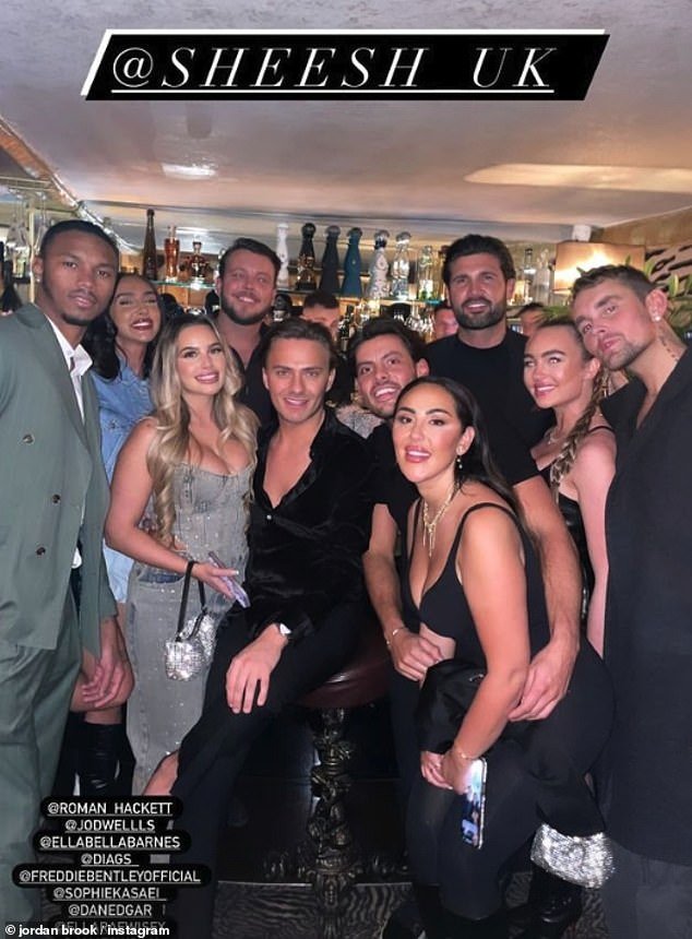O elenco de TOWIE relaxou em uma festa de encerramento da última temporada do programa com uma festa alcoólica no restaurante Sheesh em Chigwell na noite de quinta-feira