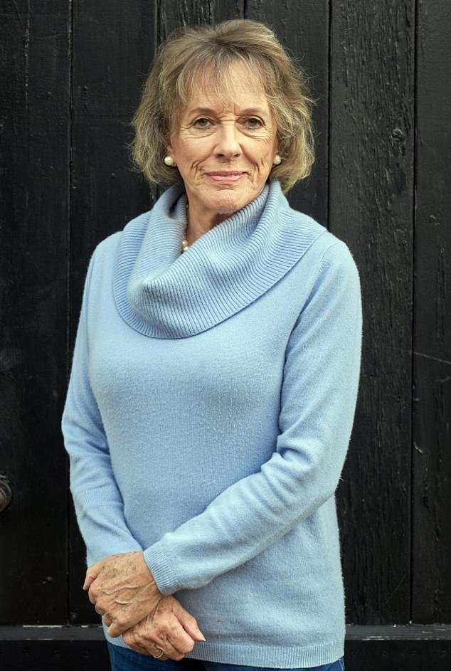 Dame Esther Rantzen foi homenageada com a Medalha de Ouro no Royal Television Society Awards em Londres na terça-feira