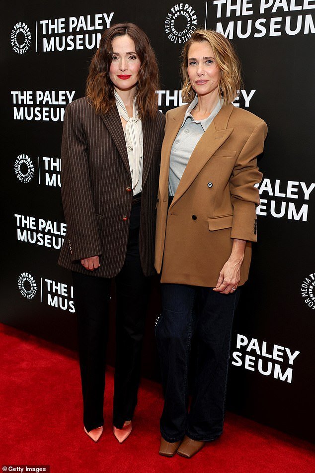 Rose Byrne se reuniu com sua co-estrela das damas de honra, Kristen Wiig, no evento PaleyLive para Palm Royale na terça-feira