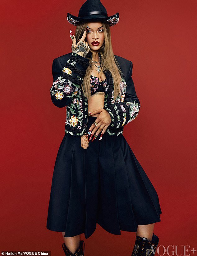 Rihanna arrasou com um conjunto inspirado em cowboys enquanto cobria a última edição da Vogue China antes de lançar seu império Fenty de um bilhão de dólares no país a partir do próximo mês.